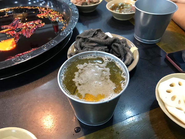 火鍋店老板將“花盆”當(dāng)酒杯 看呆食客
